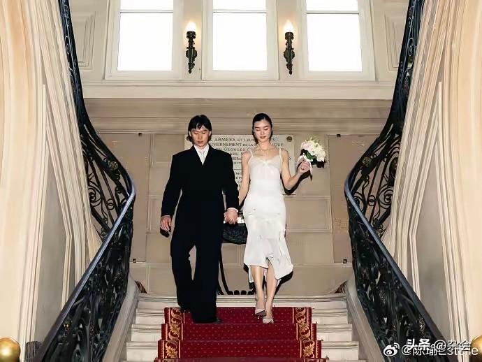 56岁林依轮喜提“公公”！
大儿子林子濠与超模陈瑜官宣结婚，从恋情公开到结婚不到