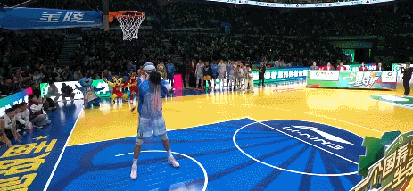 张鼎岩飞跃徐昕 张鼎岩扣篮大赛加赛轮，飞跃2米26的徐昕！一次成功！ 