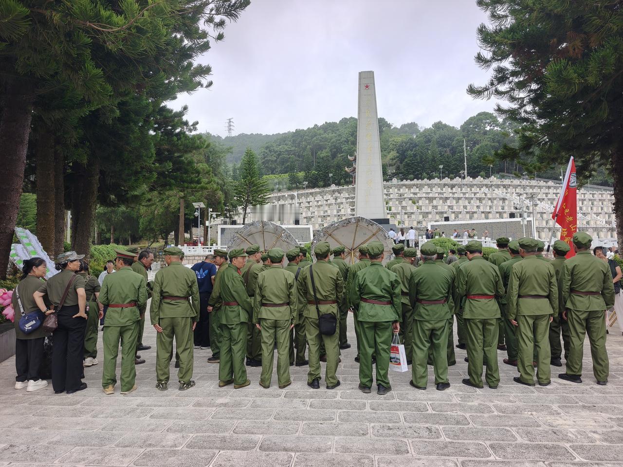 “8.1”我们从山东枣庄来麻栗坡烈士陵园祭英魂！
八一是军人的纪念日！终生难忘战