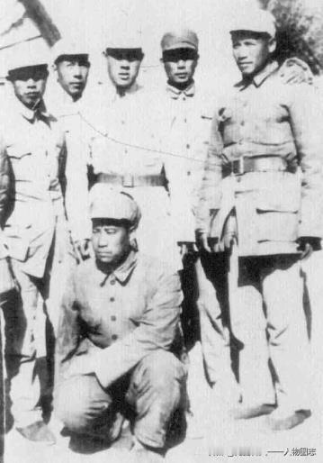 1941年，贺炳炎(蹲者)在延安军事学院学习时与张树芝、张绍武、杜世兴、唐健伯、