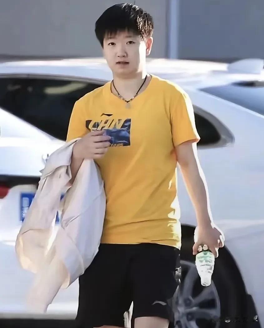 听说莎莎这件土黄色T恤卖爆了，
莎莎穿好看也就罢了，
没想到王楚钦穿上更好看。