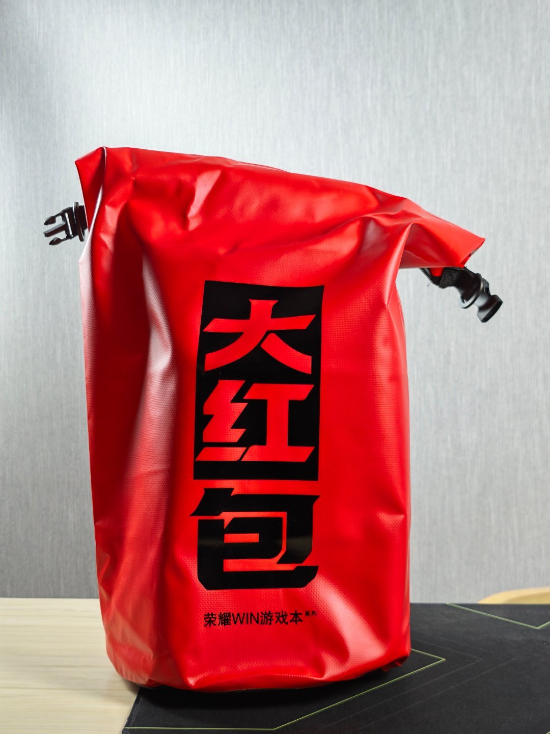 荣耀WIN游戏本邀请函太有意思了，还真是个大大的红包，里面有肩章、WIN币、零食