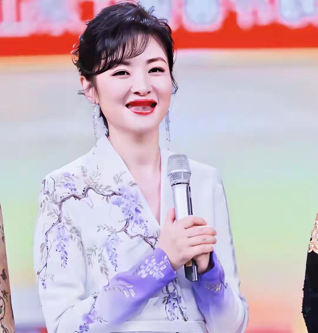 57岁的周涛如今特接地气，到处探店吃美食，谁能想到她曾是央视一姐，还跨界当演员、