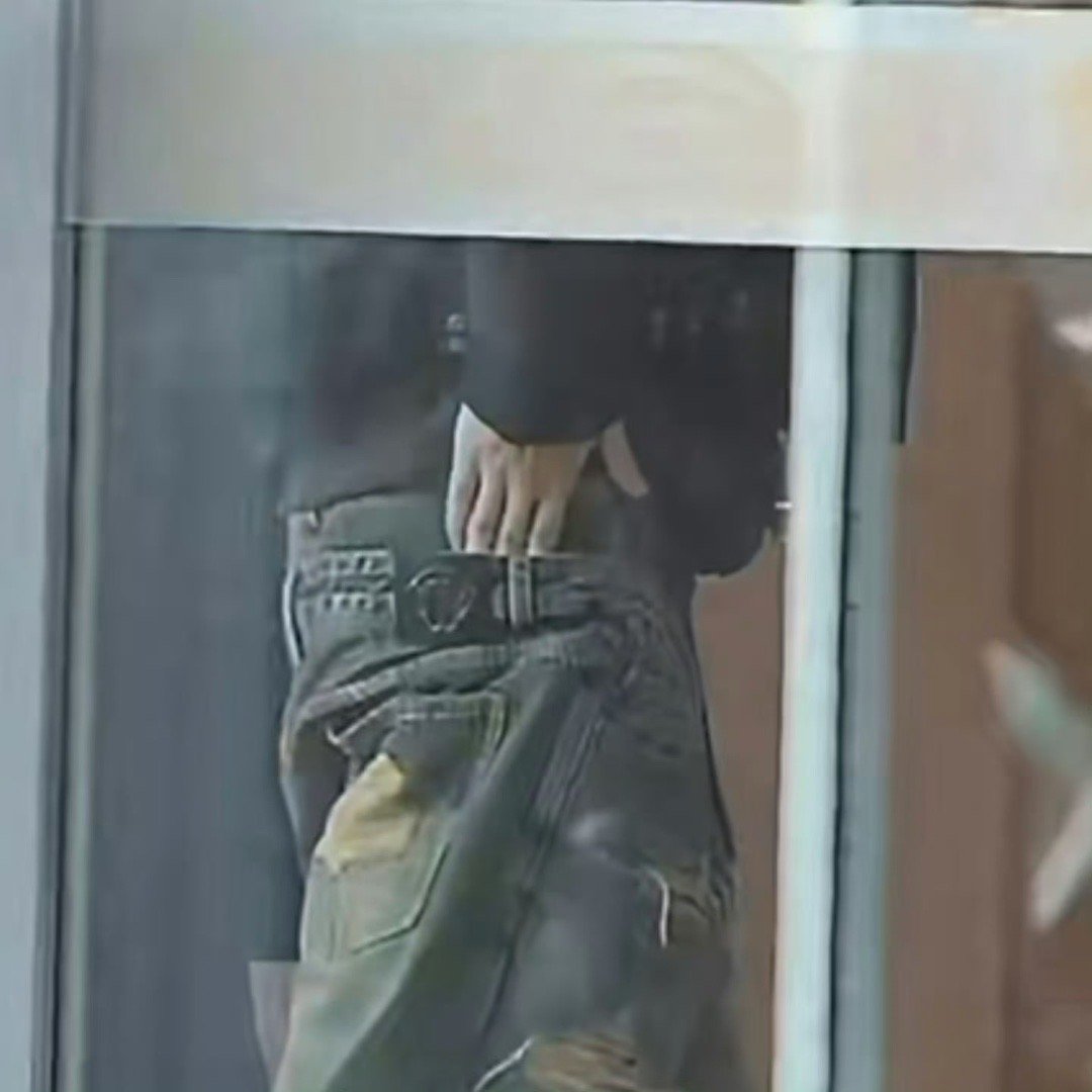 刘耀文满屁股找兜刘耀文没找到兜 哈哈哈哈哈哈哈哈这狗儿笑死我了就这样满屁股找兜 