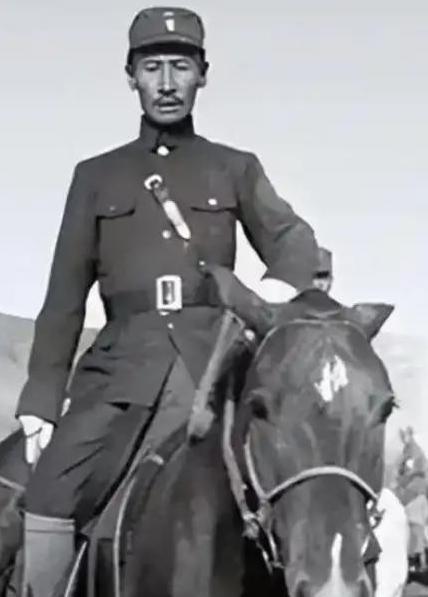 1932年，马占山宣布向日本投降，顿时国内上下骂声一片，然而在受降仪式上，马占山