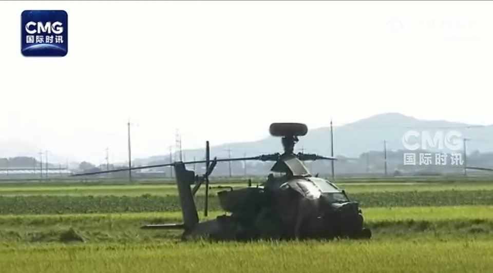 驻韩美军一架“阿帕奇”武装直升机在京畿道平泽市紧急着陆一农田中，所幸未造成人员伤