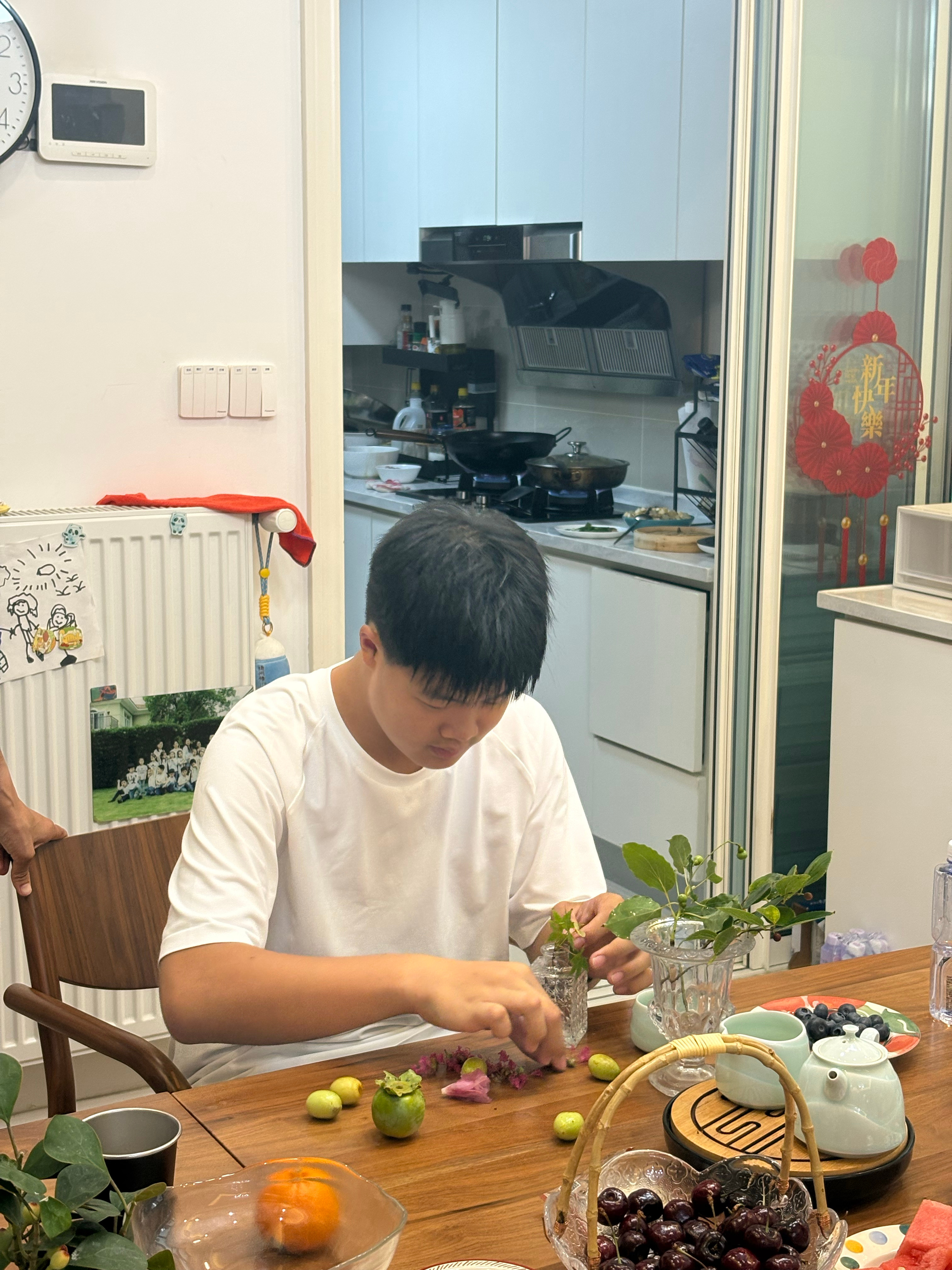 雨后艾文在 小区里捡了一些被风吹落的果子树叶回来插花 
