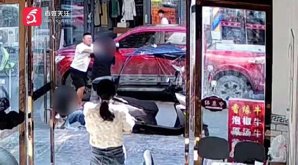 贵州毕节金沙县街头，一名男子追着女孩大打出手，甚至扯头发将其拽倒。餐饮店老板彭莘