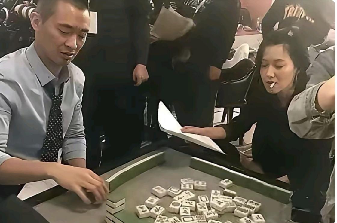 51岁的黄立行和徐静蕾，打麻将的样子松弛感太强了！

黄立行还穿得规规矩矩的衬衣