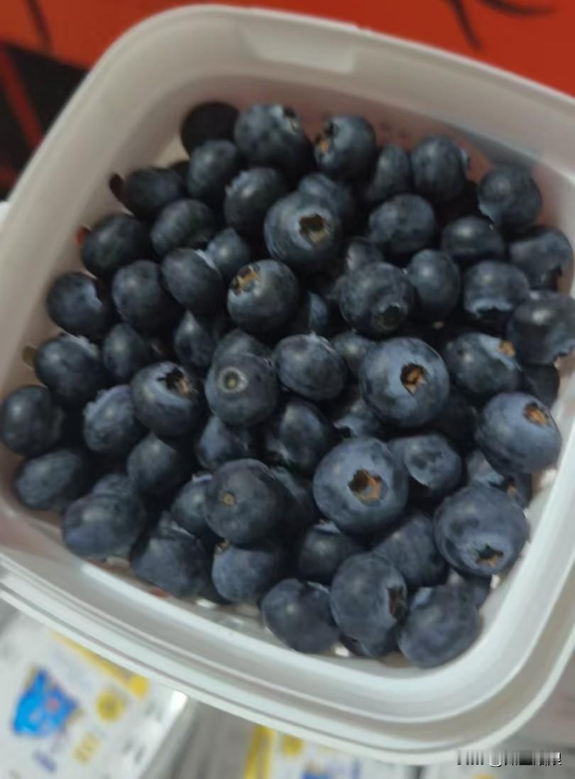 今天在钦州狠狠实现蓝莓自由！刚采摘的蓝莓美味可口，一口爆汁，甜得我心都化了。
原