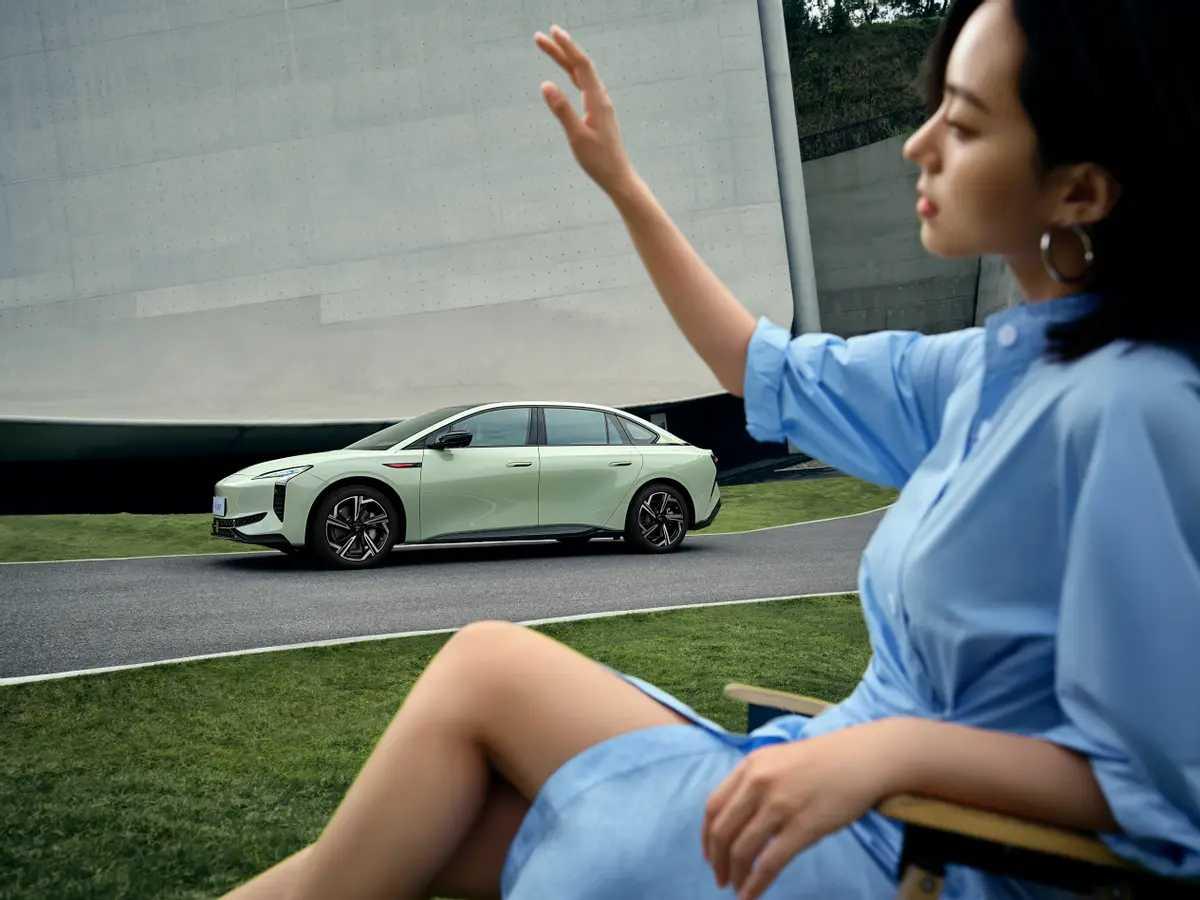 美军方代表青岛之行点赞中国智造——红旗车引瞩目！

近日，在美丽的海滨城市青岛进
