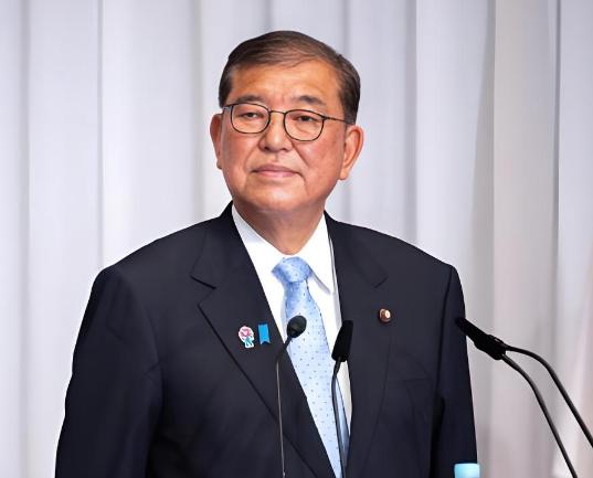 我发现石破茂这老帅哥挺有意思，在台上任首相时，万事打不起精神，哪怕是会见美利坚洋