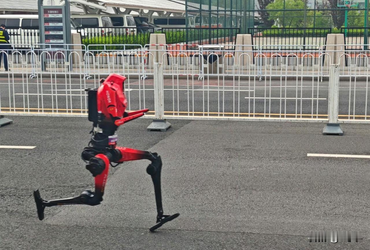 人形机器人半程马拉松冠军不是宇树科技，荣耀公司闪电横空出世……
名副其实！真的是