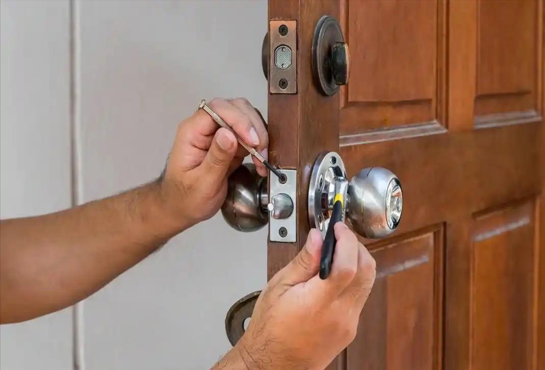 北京，男房东长时间多次联系女房客未果，找人开锁进入女房客房间查看情况，事后，女房