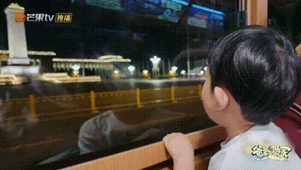 小朋友第一次去北京向天安门敬礼爸爸当家 天安门前的童真敬礼真的太戳人了！第一次来