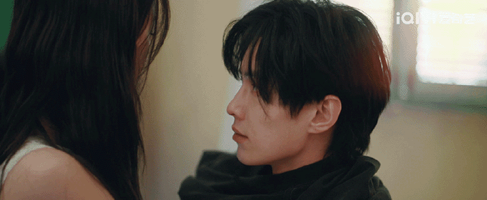 磕药鸡最爱看的一集来了 磕药鸡最爱看的一集来了，昏头吻还没让我缓过来，酒桌下暗戳