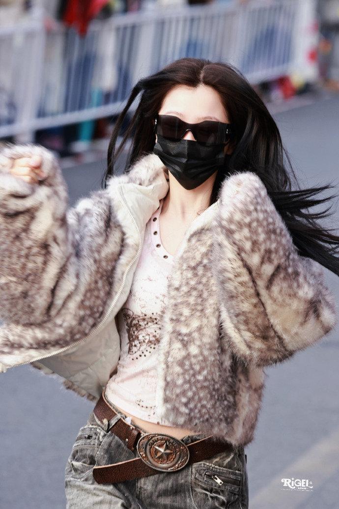 虞书欣黑长直皮草look 虞书欣Y2K千禧辣妹  虞书欣黑长直皮草look，虞书