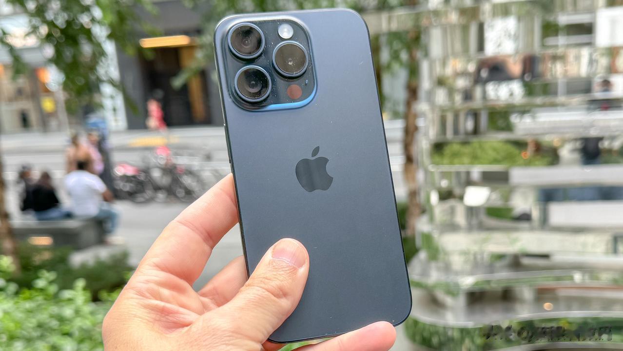 #iPhone15系列手机价格跳水#  看了下苹果官网和某东的iPhone 15