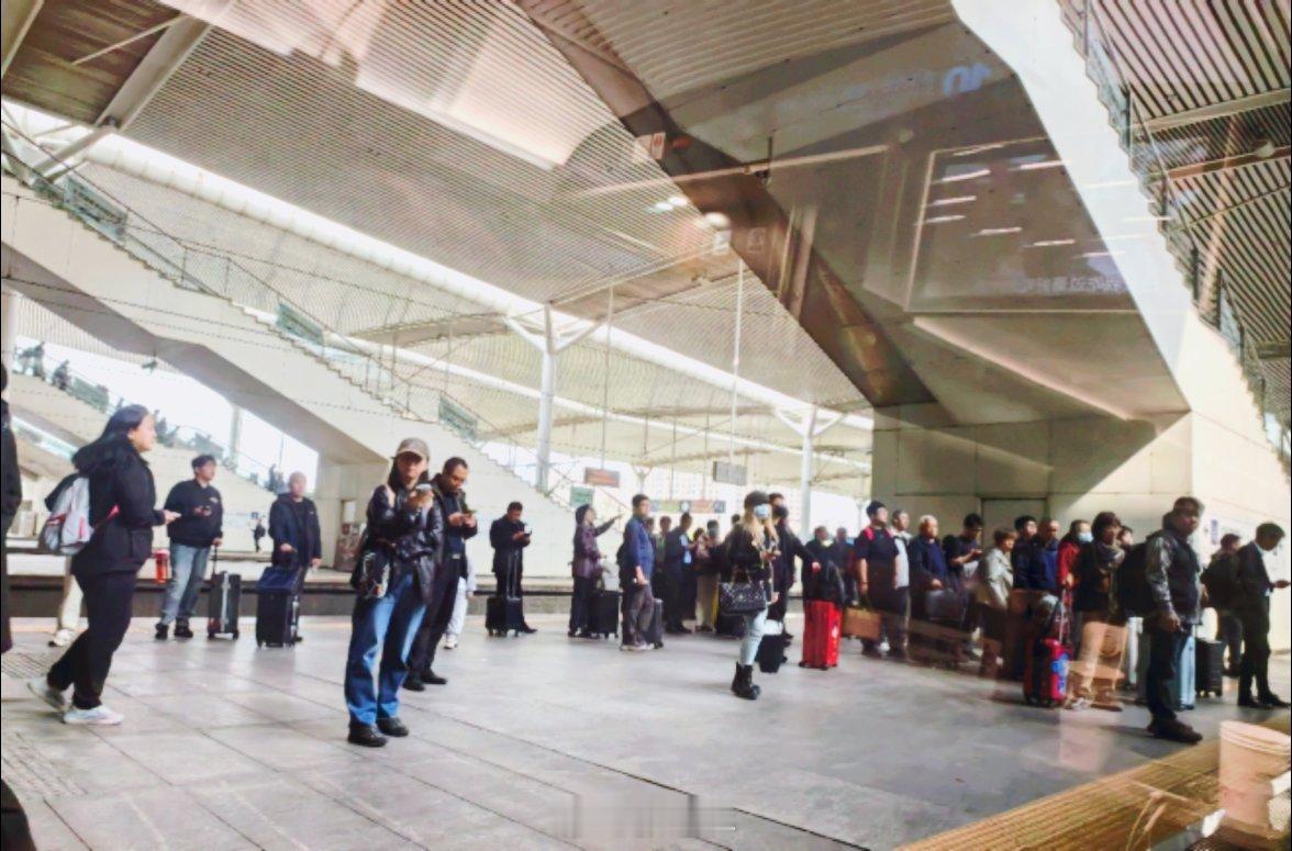 年轻人出门越来越极简了现在年轻人出门，主打一个轻装上阵。身份证、电脑、手机、充电