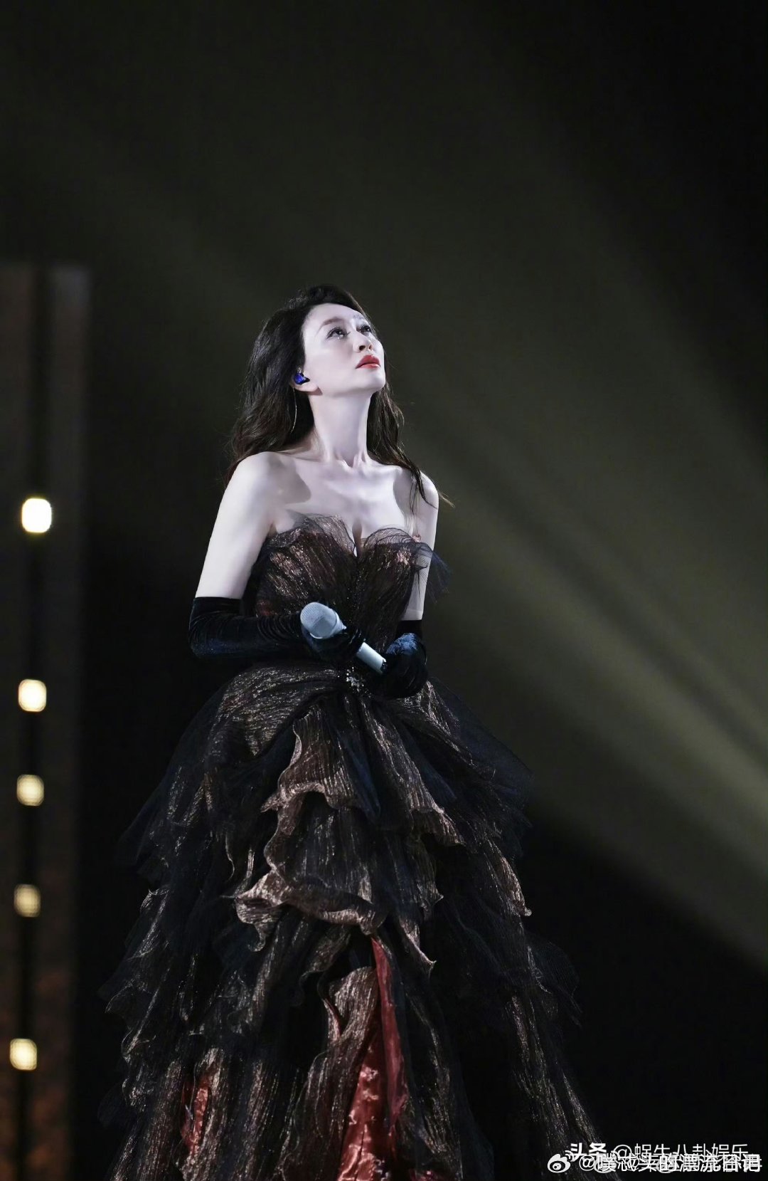 李心洁李小冉 棕榈树下的女人乘风2026抛开舞台喧嚣，林间漫步闲谈，尽显姐妹间真