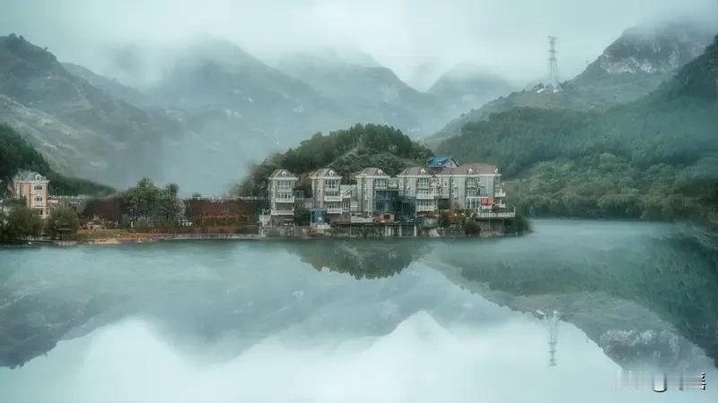 见“青山藏画意”上联
兴致顿起
此联意境美
青山似藏绝妙画卷
我试对下联“绿水蕴