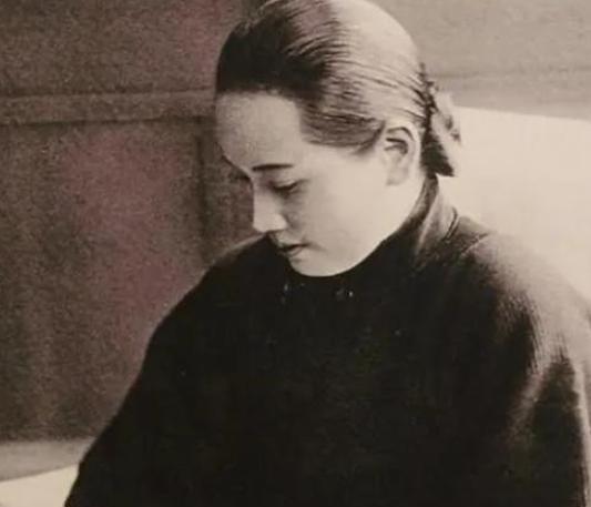 1936年，毛主席找宋庆龄借了5万美元以解红军之危，宋庆龄直接卖房筹钱，把5万美
