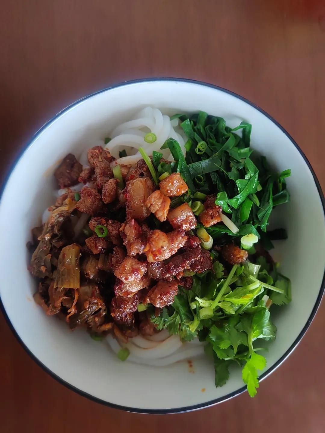 📍“华营豆腐班庄酒，乐和米线家家有”，这句流传了几十年的老话，满含着浓浓的乡愁