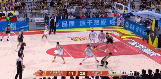 广东东阳光核心后卫徐杰状态真的太出色了！在今天广东主场迎战宁波的比赛中，目前双方