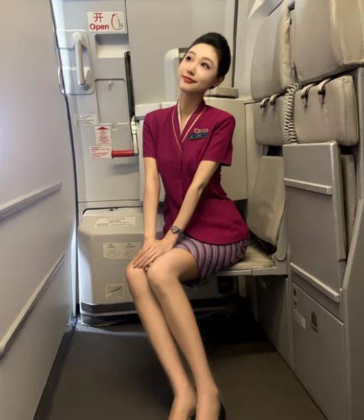 我同学在航空公司当空姐，上次聚会她穿条短裙，我随口问：你们上班为啥必须穿丝袜？冬