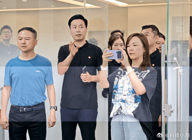 小米16 副屏稳了？但从这个后置三摄的镜头排列来看，感觉是假的可能性更大一些，我