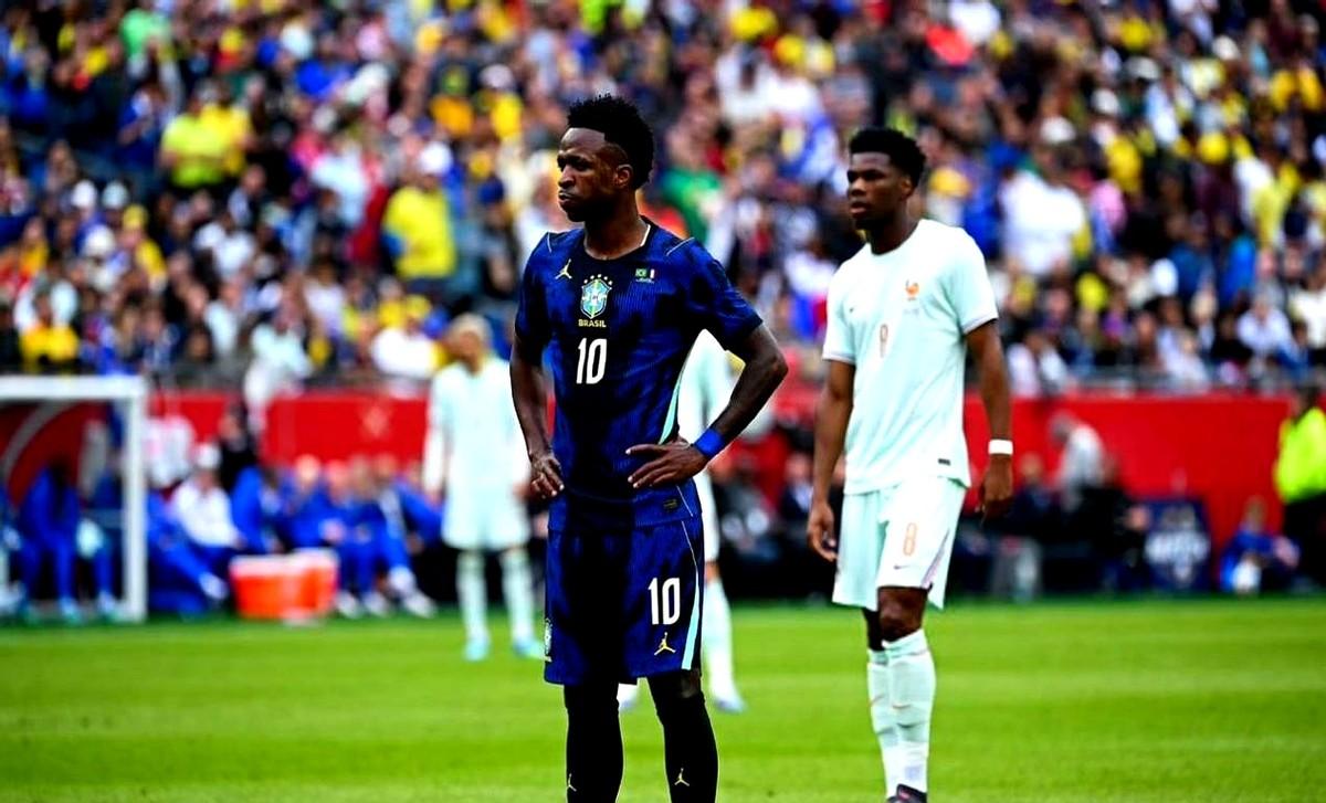 法国队真是逆天了！友谊赛打巴西，姆巴佩先开记录，结果于帕梅卡诺一张红牌直接下去，