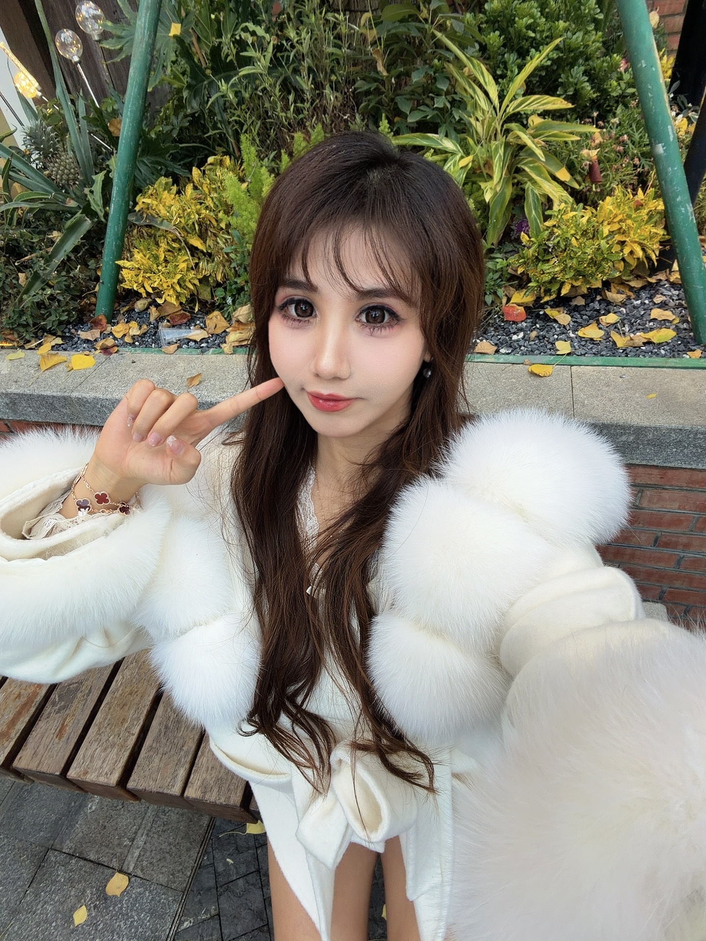 本来是陪qyp去剪头发等的太无聊说七八年没剪刘海了来一个吧剪完维持20min后 