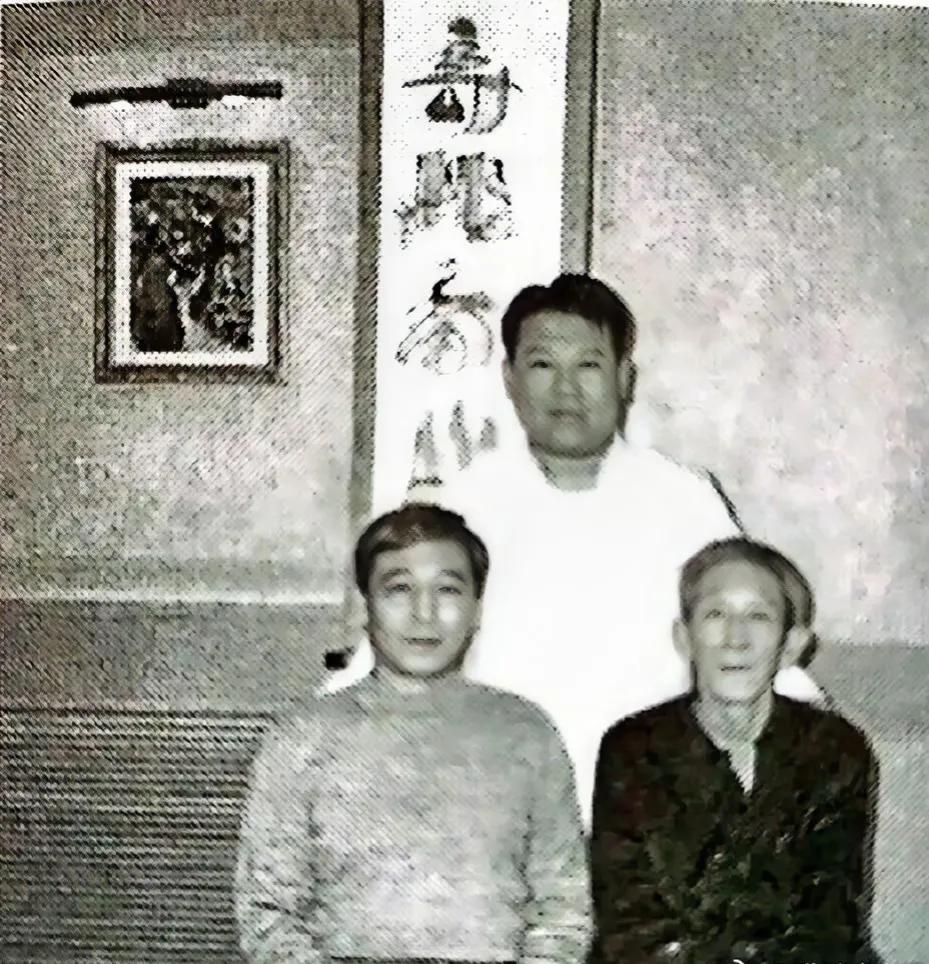 90年代，郭德纲和马志明、师父金文声在一起，罕见的留影。

那时候的郭德纲曾独自