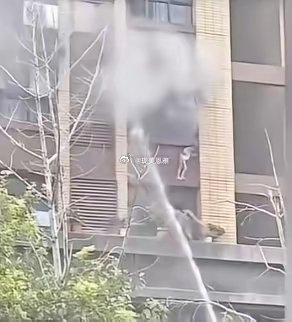 7.27 江苏连云港火灾母女四楼双双坠楼事件火灾救援中救人第一，财产救不救倒在其