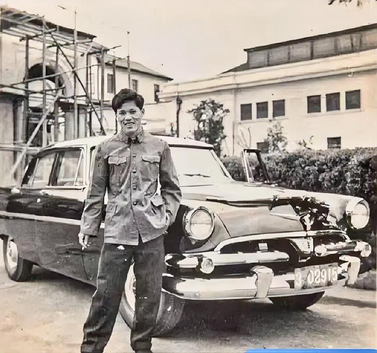 哪位老师认识这是什么牌子的小轿车？