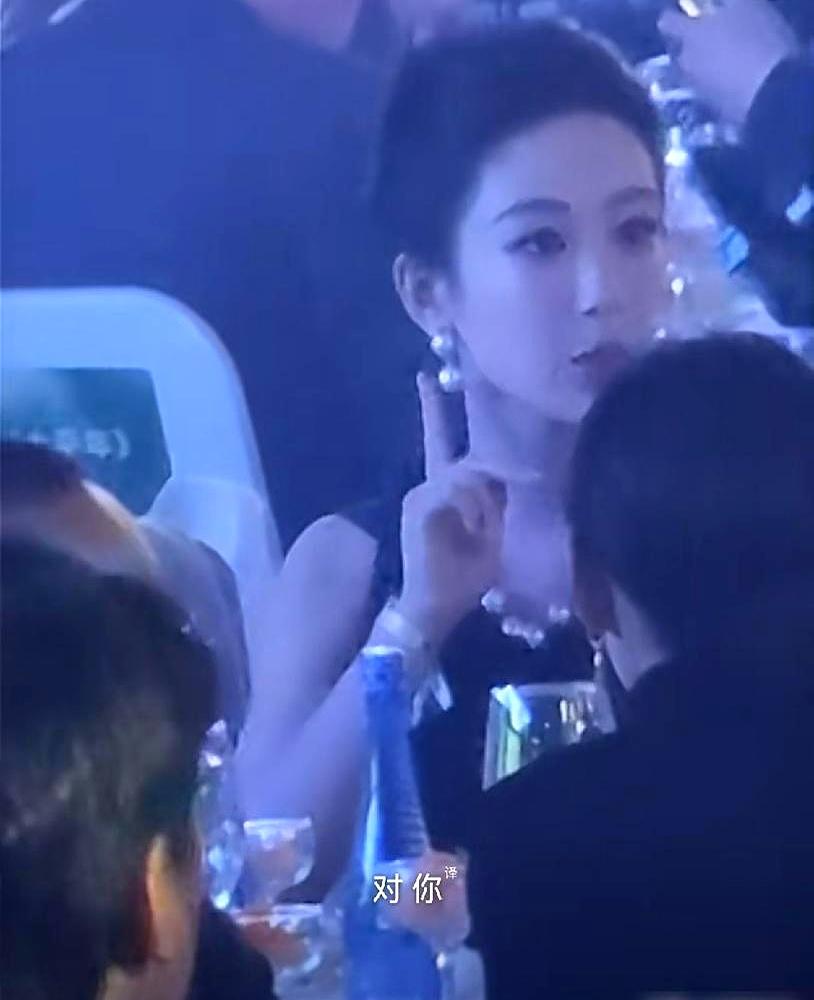 杨紫在6月25日白玉兰提名晚宴上穿着高定正襟而坐，指尖碰到右耳的那一刻，神情一紧