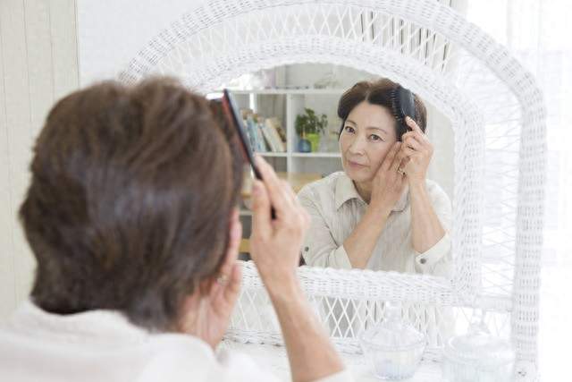 62岁二姑染发36年，两月染一次，住院之后才明白这件事