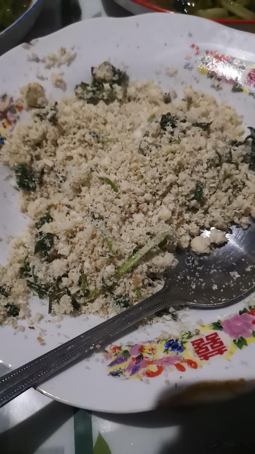 谁知道这是炒什么？
临沂人懂。
     豆腐渣炒萝卜丝。不用多说，这是8090