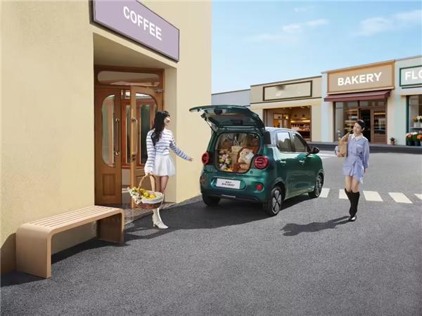 第五代宏光MINIEV 3月下旬上市，采用"甜趣方糖"设计，三款珠光车色。四门版