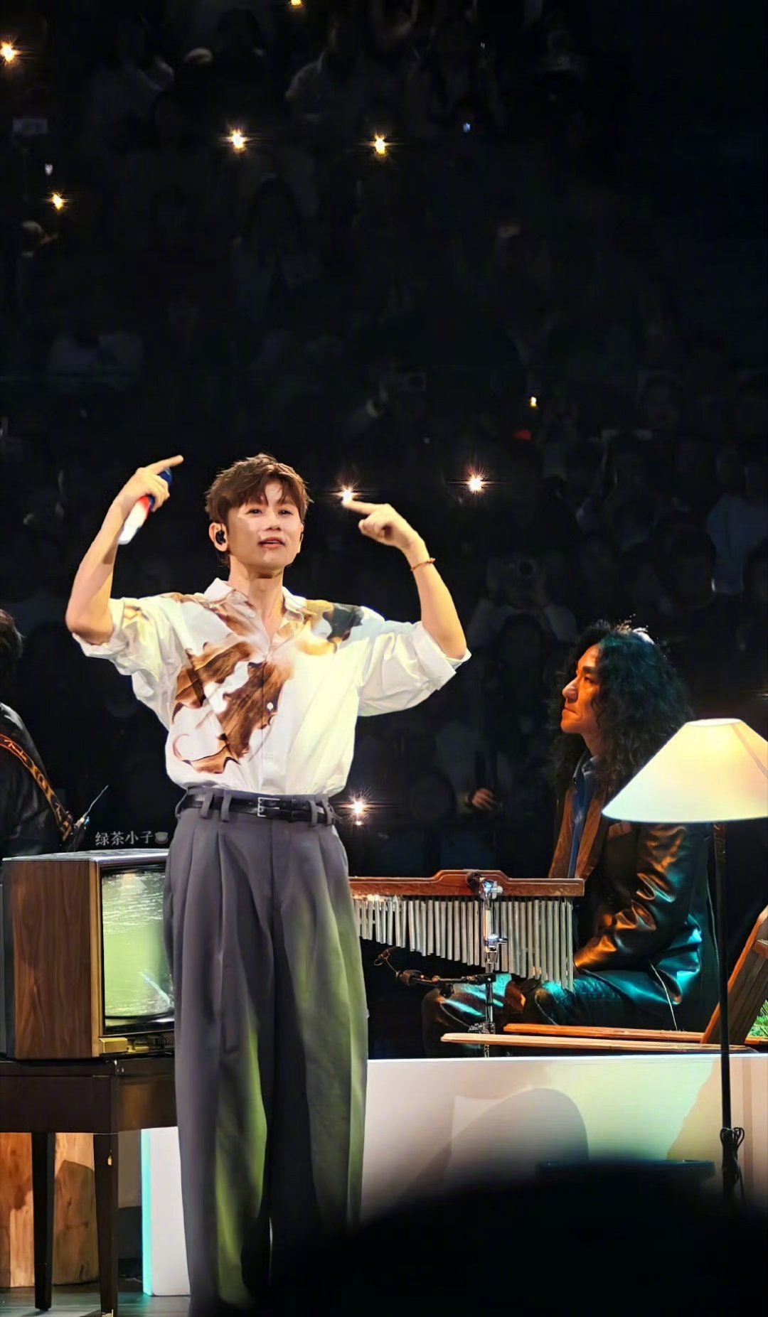 张杰唱树呢哭了张杰未LIVE巡回演唱会张杰成都演唱会唱《树呢》泪洒舞台💔 写给