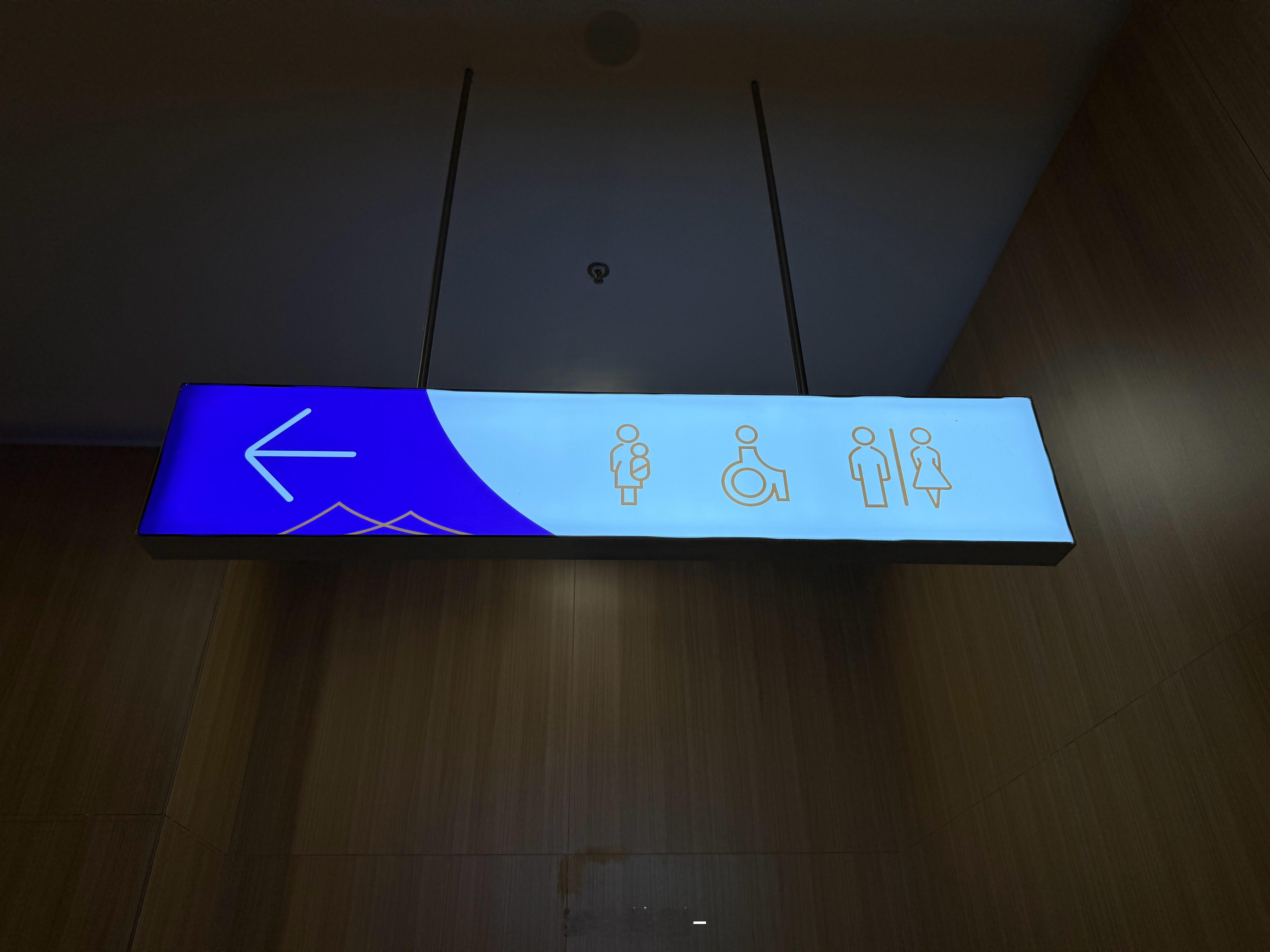 商场里这种标识多几个字很难还是很贵？非得整这些图标！建议学学比亚迪！ 