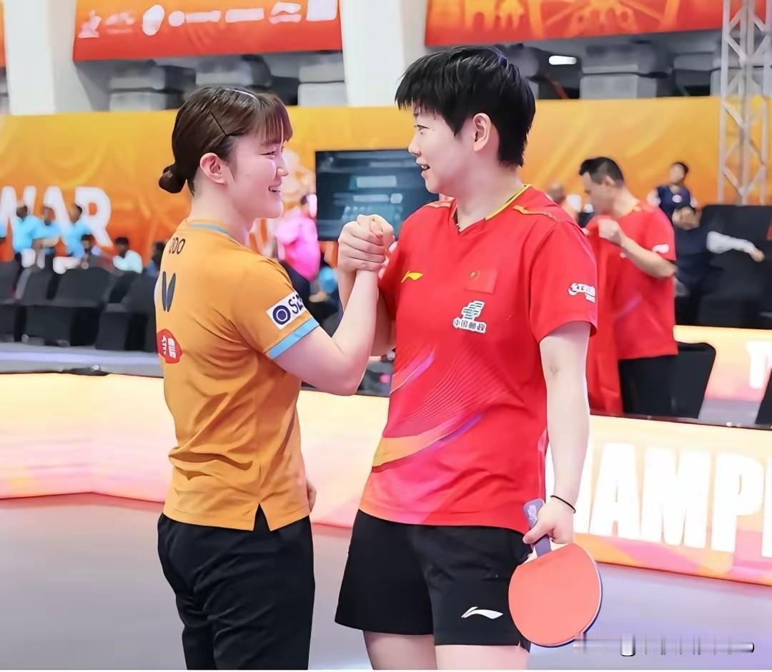 原来觉得莎莎的个不高
可是和大藤沙月一比
比她还高。
原来觉得莎莎不是很漂亮
可