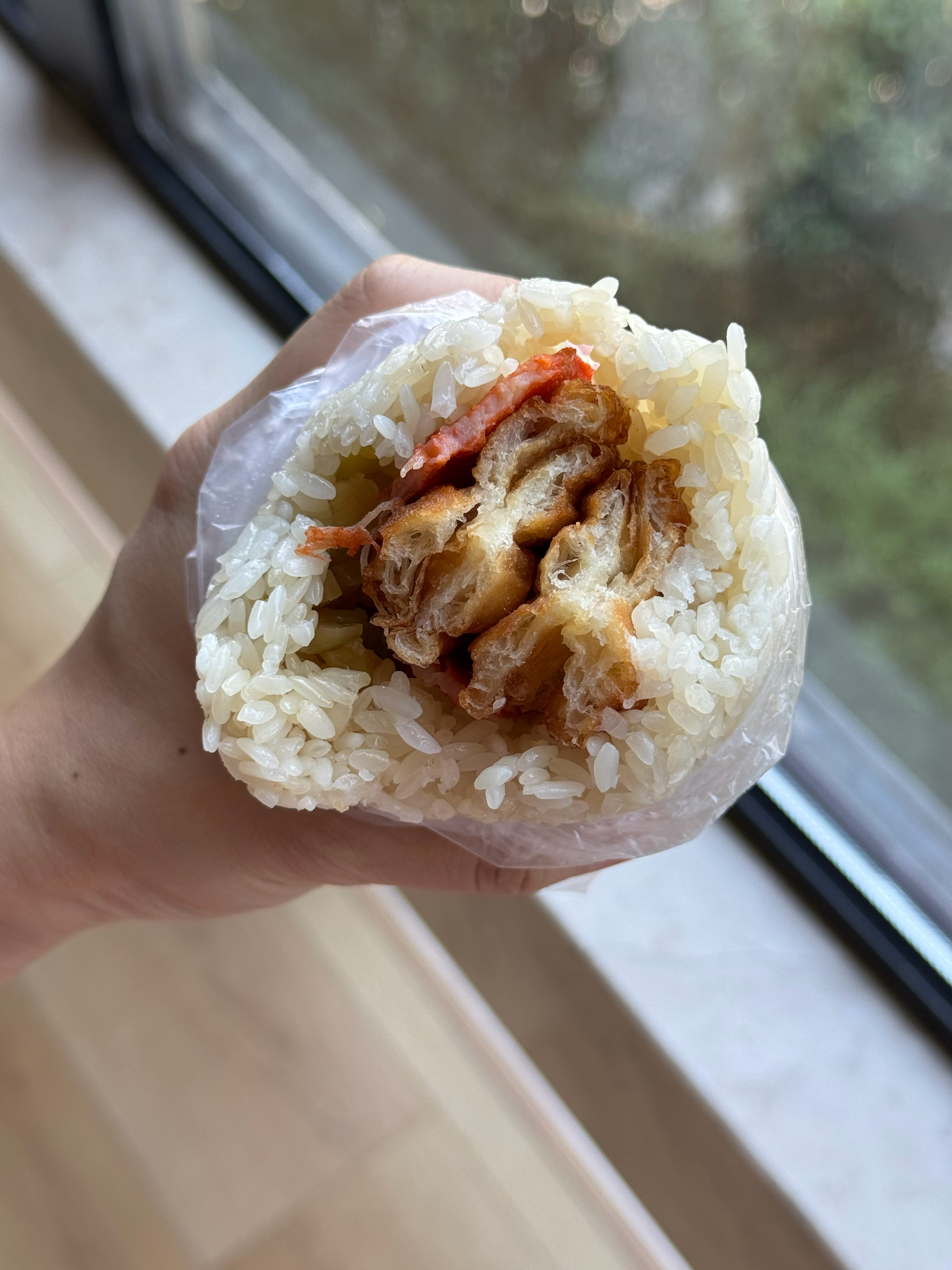 喜欢这种干净朴素的粢饭，外层白糯米，夹心只有油条、榨菜、里脊肉。一个能顶两顿🥣