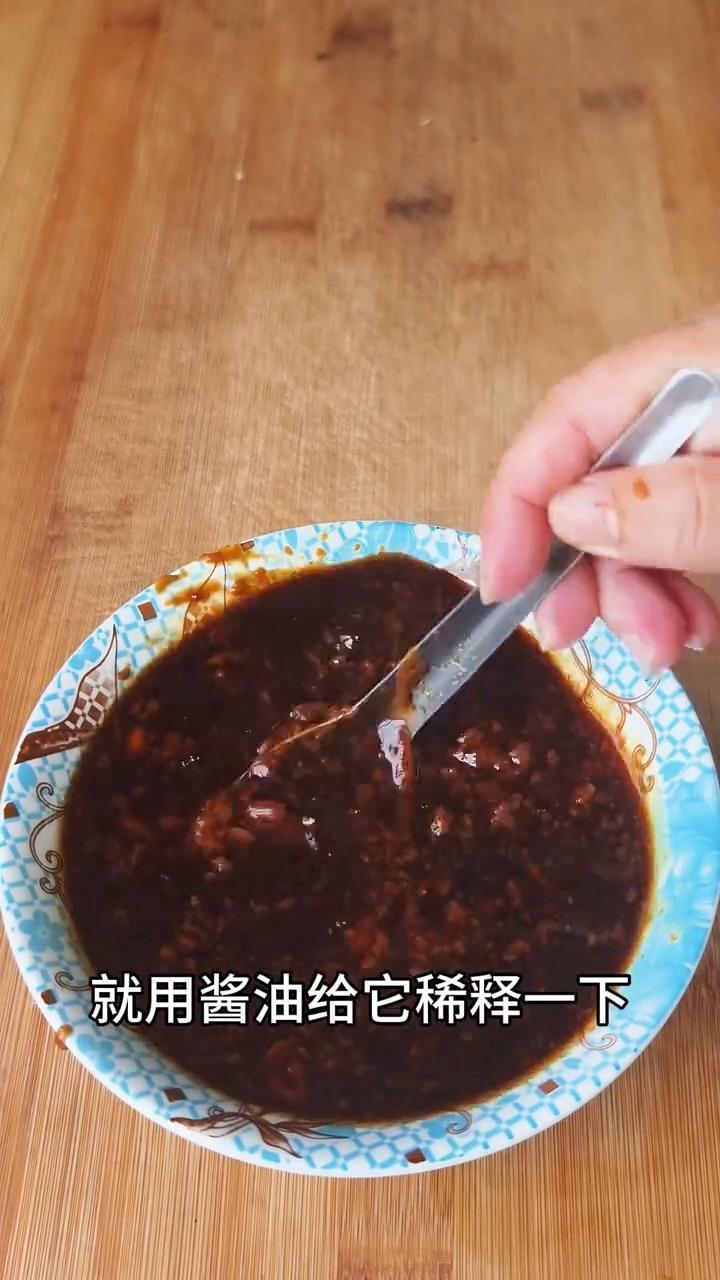 就这个轻轻一碰软烂脱骨的酱香味的猪大骨头肉，真的酱香味浓。
·把猪大骨头提前冷水