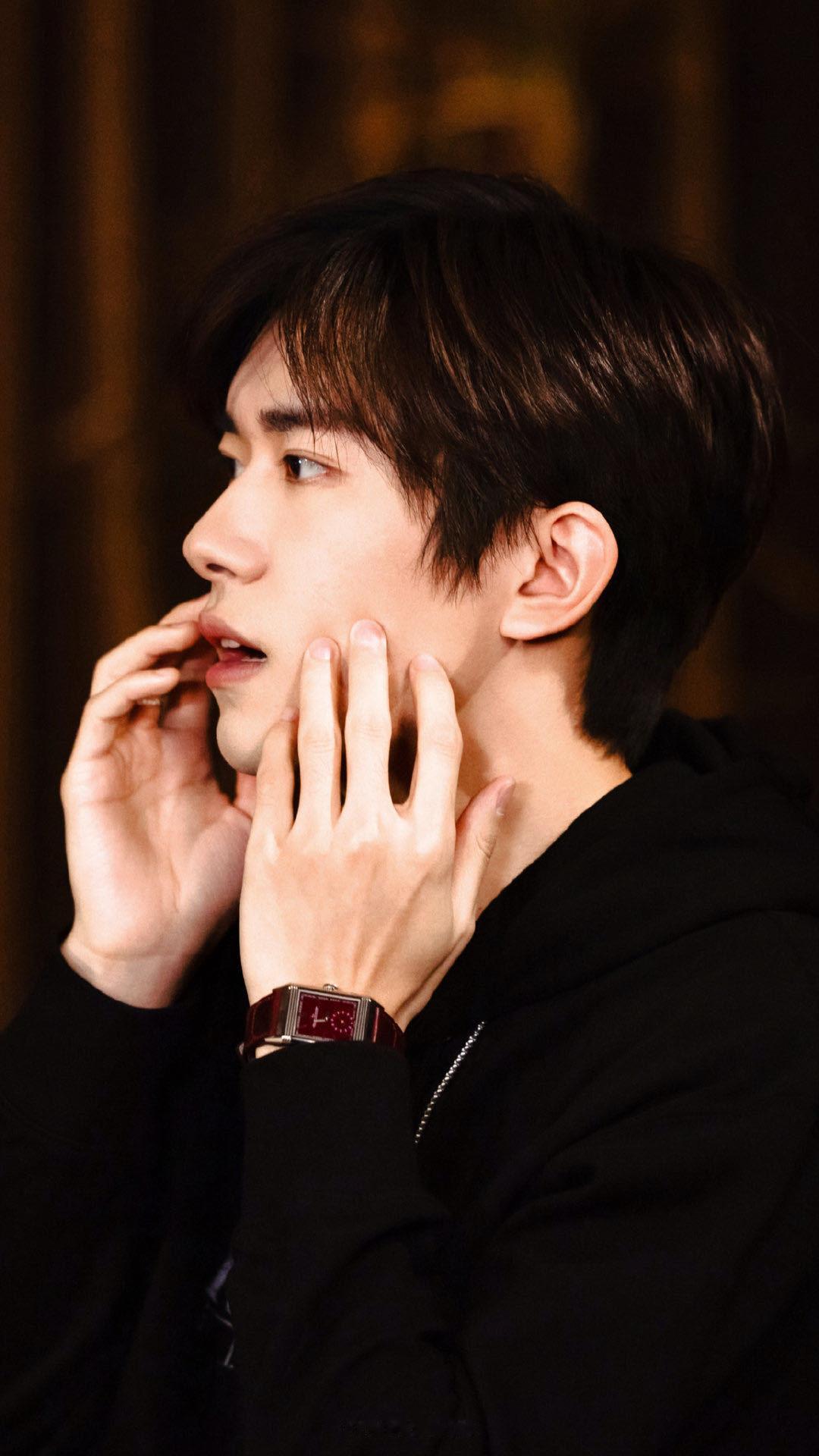 懂的都懂！千玺《狂野时代》首映礼笑容戳心，鲜活少年模样，被问眼里有光，笑出梨涡满