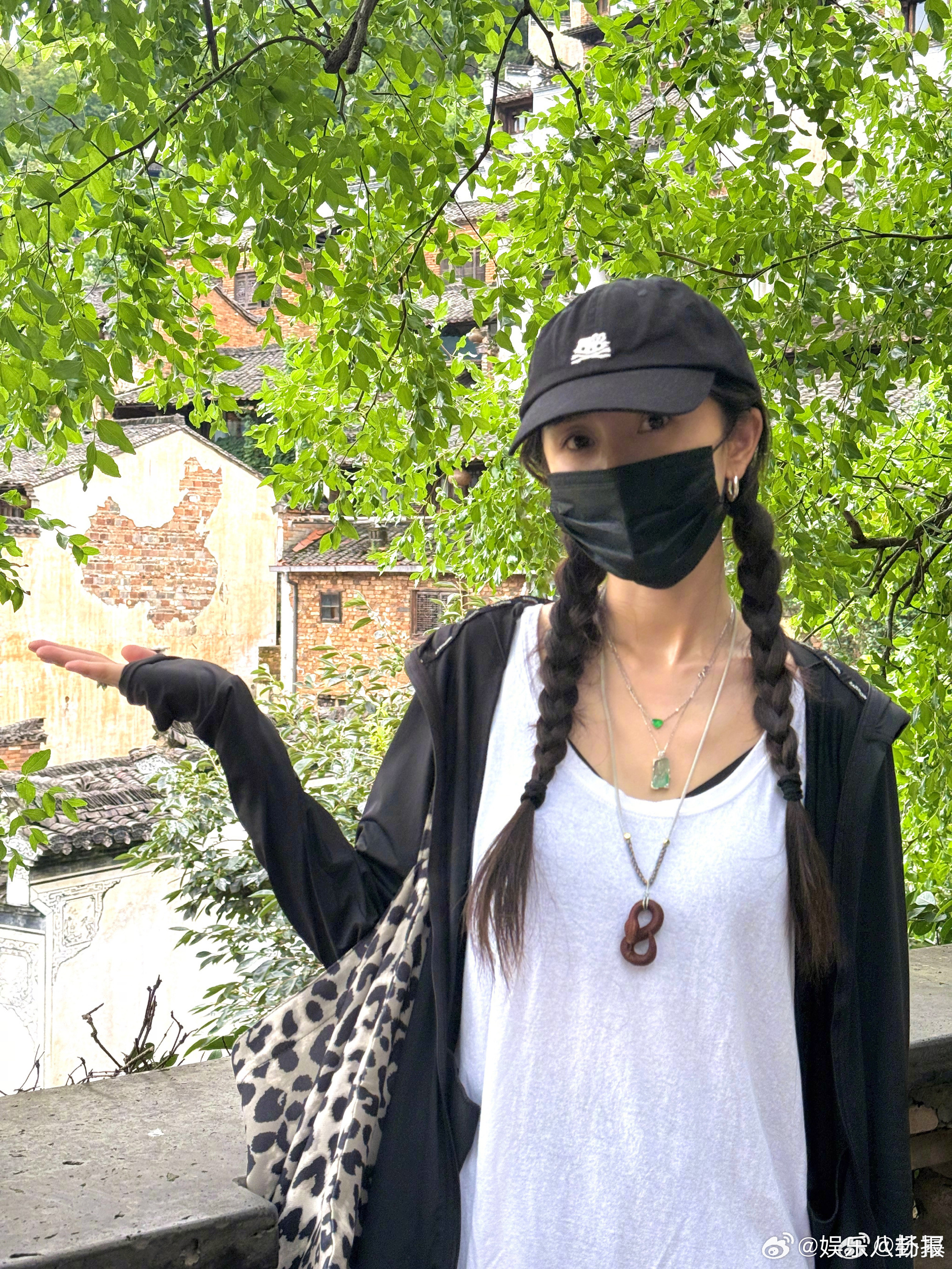 杨幂入围百花奖最佳女配角百花奖入围名单等待许久的百花入围名单出炉，杨幂顺利入选最