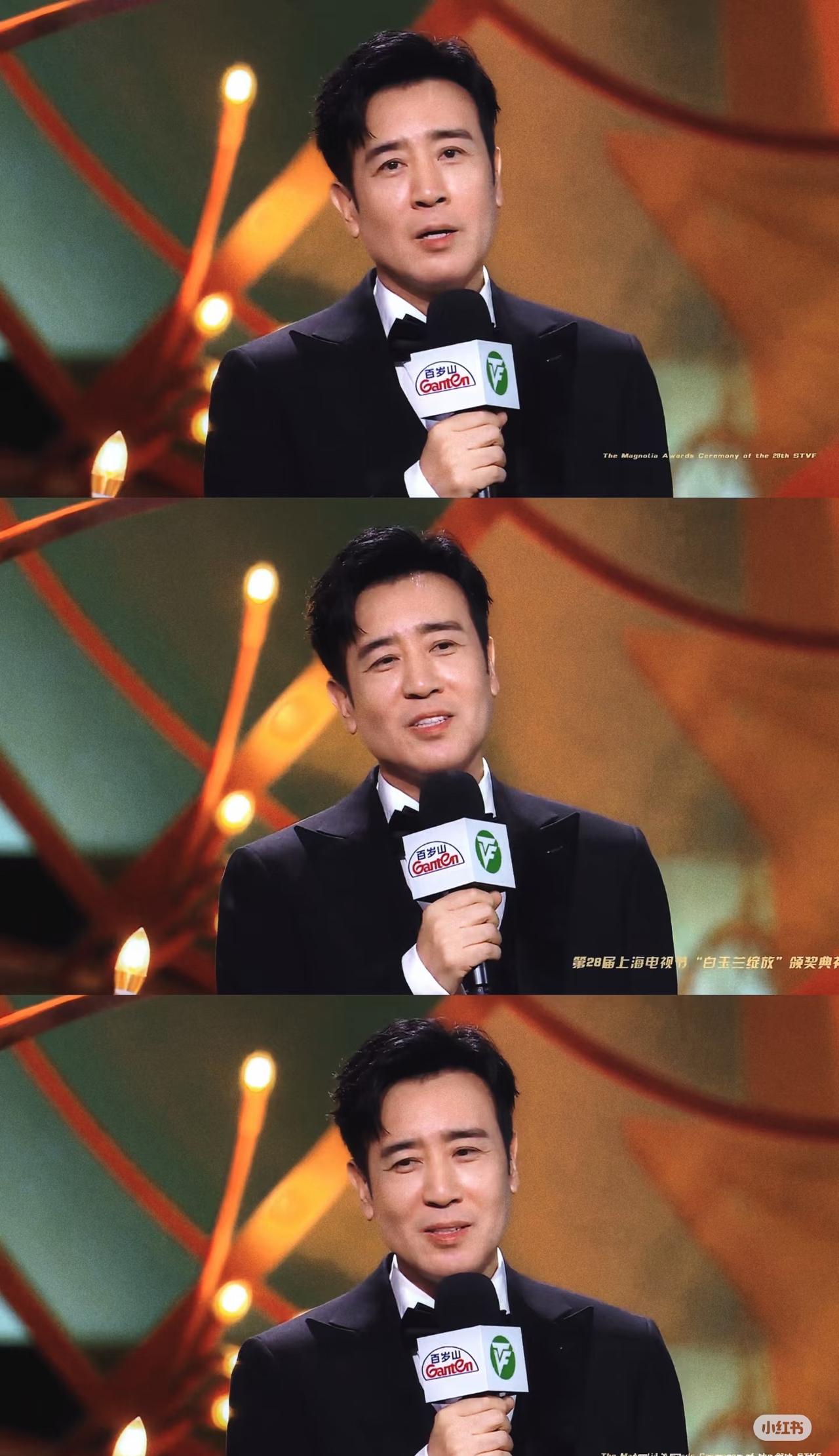 55岁的于和伟状态远超同龄人。中年男人常见的疲态在他身上几乎找不到。 他深耕演艺