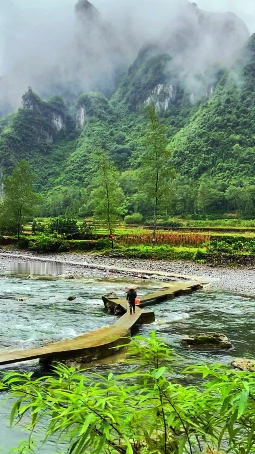 晴天能邂逅漫山烂漫，雨天能触碰到山水的柔意。走到德茹村的山野里兜一圈，就会明白这