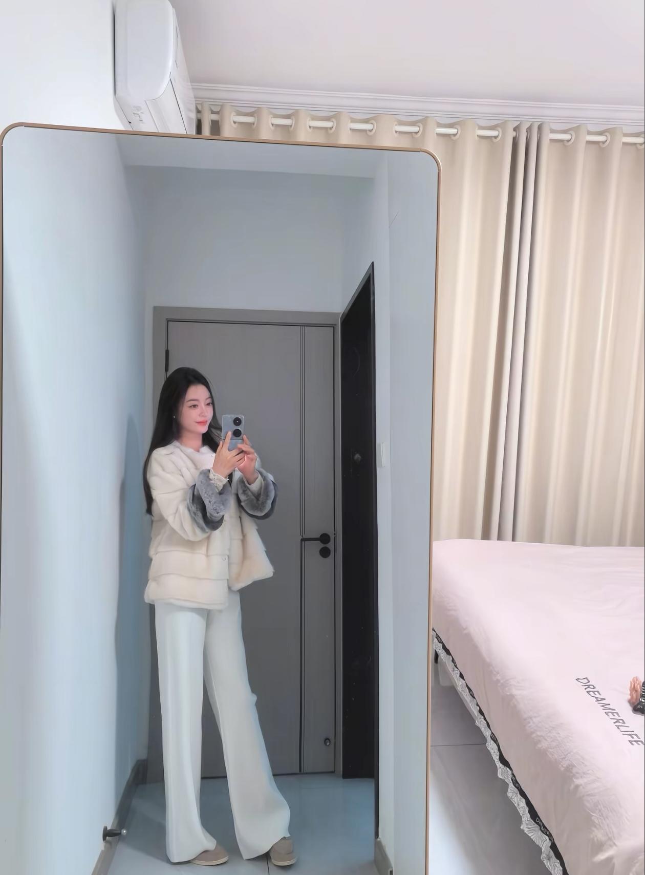 温暖冬日穿搭，白色毛衣与宽松长裤，舒适自在。🌟👗👖👟