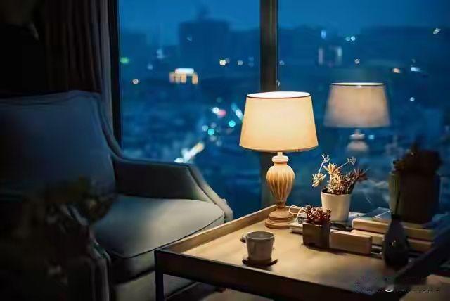 又一天，
在烟火里沉默，
在岁月里漂泊。
有些情绪无人可说，
有些心事，只能藏着